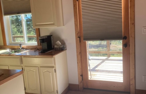 Merritt Cabin | Cozy cabin with WiFi and AC in charming Merritt