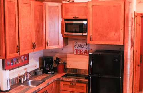 New Braunfels Cabin | Cozy Cabins near the Comal River- Cabin #3- Texas Theme. Walk to Wurstfest