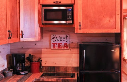 New Braunfels Cabin | Cozy Cabins near the Comal River- Cabin #3- Texas Theme. Walk to Wurstfest