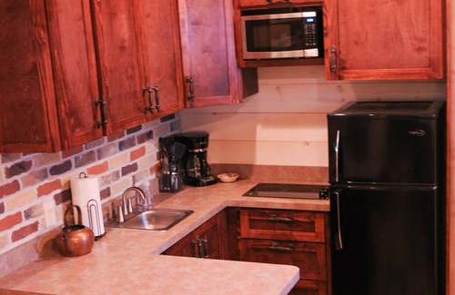 New Braunfels Cabin | Cozy Cabins near the Comal River- Cabin #4- German Theme. Walk to Wurstfest