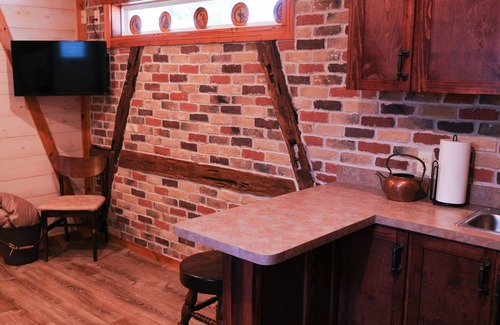 New Braunfels Cabin | Cozy Cabins near the Comal River- Cabin #4- German Theme. Walk to Wurstfest