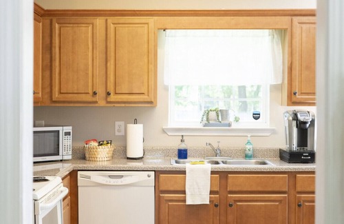 Auburn House | Cozy Camelia B - Quiet Stay in West Auburn