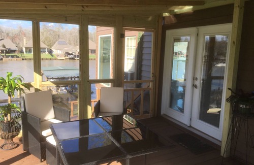 Maurepas Cabin | Cozy Camp With Sun Decks! Near New Orleans and Baton Rouge.!