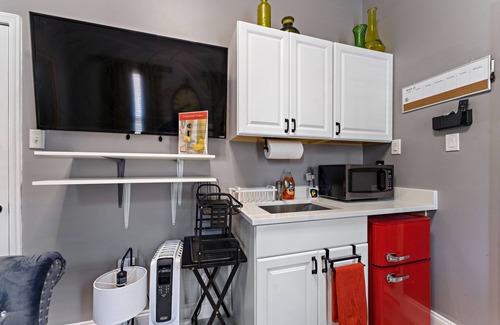 Canton House | Cozy Caribbean 🏝Island Studio🏝1B/1B Mins to Harbor in Baltimore 🦀