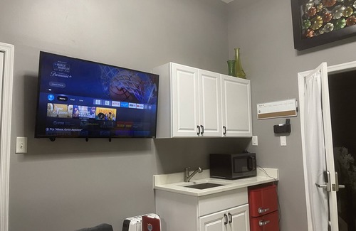 Canton House | Cozy Caribbean 🏝Island Studio🏝1B/1B Mins to Harbor in Baltimore 🦀