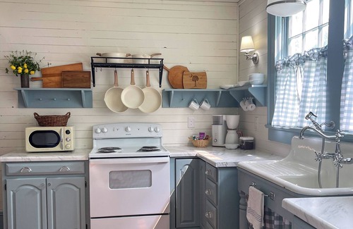 Chesnee Cottage | Cozy Carolina Cottage, 1940s nostalgia, firepit & patio