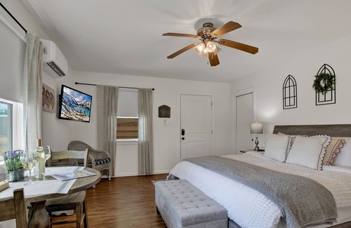 Stonewall House | Cozy Casita! In Texas Famous 290 Winery Corridor!