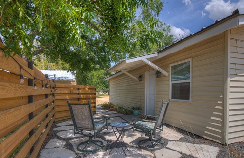 Stonewall House | Cozy Casita! In Texas Famous 290 Winery Corridor!
