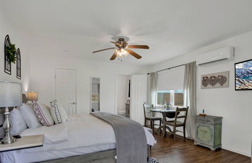 Stonewall House | Cozy Casita! In Texas Famous 290 Winery Corridor!