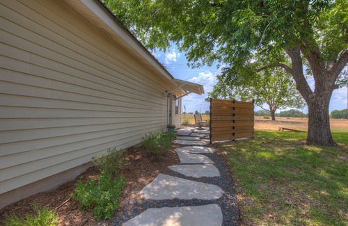 Stonewall Apartment | Cozy Casita! In Texas Famous 290 Winery Corridor!