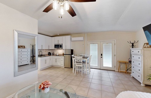 Casas Adobes House | Cozy Casita w/kitchen & A/C, private patio, BBQ grill, & fire pit