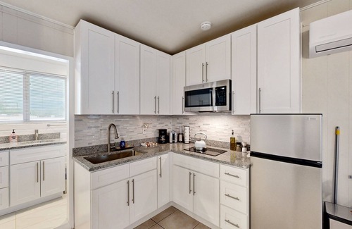 Casas Adobes House | Cozy Casita w/kitchen & A/C, private patio, BBQ grill, & fire pit
