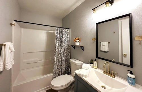 Casper Apartment | Cozy & Casual Country Condo