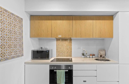 Adelaide Central Business District Apartment | Cozy CBD 1BR Apt - Walkable & Central Spot