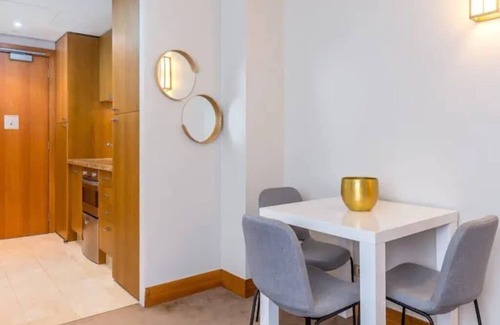 Auckland Central Business District Apartment | Cozy Central Apt. w/ Pool & Gym by Zodiak Stays