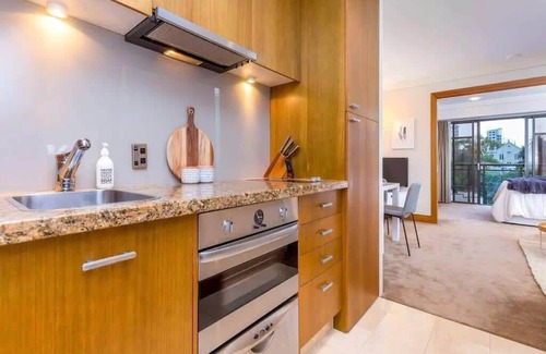 Auckland Central Business District Apartment | Cozy Central Apt. w/ Pool & Gym by Zodiak Stays