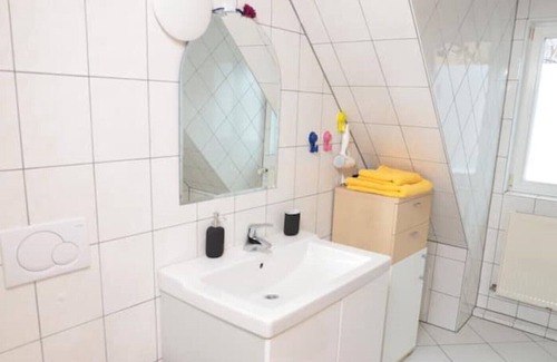 Biebrich Apartment | Cozy & central at the castle park with balcony