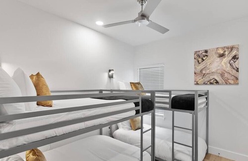 St. Johns House | Cozy & Central ~ Close to i35 and 5M to Downtown!
