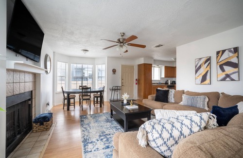 East Riverside - Oltorf House | Cozy & Central Home with Backyard - 7 Min Downtown
