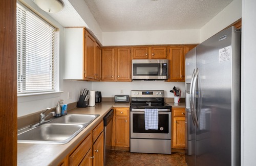 East Riverside - Oltorf House | Cozy & Central Home with Backyard - 7 Min Downtown