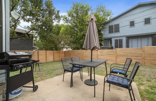 East Riverside - Oltorf House | Cozy & Central Home with Backyard - 7 Min Downtown