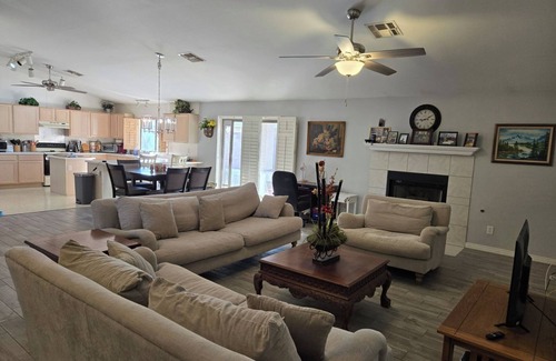 Glendale House | Cozy Centrally Located House In Glendale With Breakfast Provided