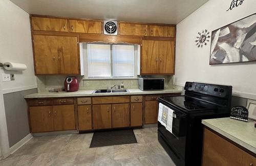 Downtown Toledo House | Cozy & Centrally Located - Your Glass City Retreat!
