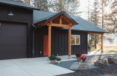 British Columbia Interior Ski Chalet | Cozy chalet among the trees. Enjoy a quiet retreat near town and attractions!