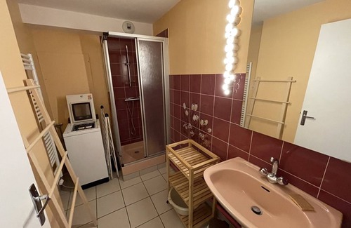 Laveissiere House | Cozy Chalet Apartment Near Lifts – Sleeps 6, Equipped Kitchen, TV, Free Shuttle