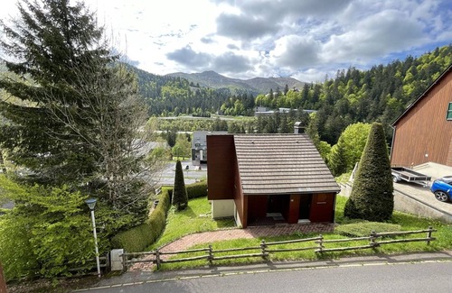 Laveissiere House | Cozy Chalet Apartment Near Lifts – Sleeps 6, Equipped Kitchen, TV, Free Shuttle