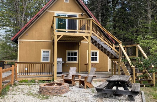 Keene Ski Chalet | Cozy chalet in adorable Keene with AC, WiFi