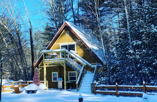 Keene Ski Chalet | Cozy chalet in adorable Keene with AC, WiFi
