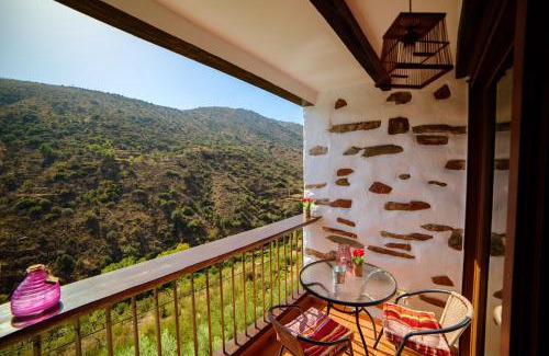 Laroya House | Cozy Chalet in Laroya + Pool