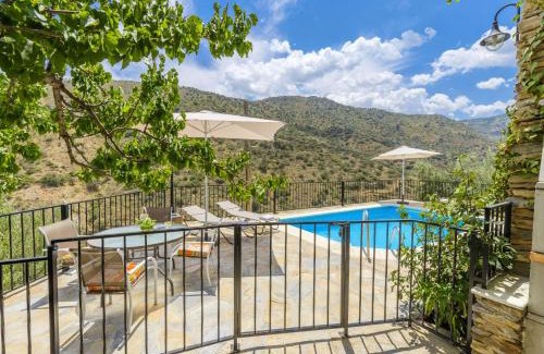 Laroya House | Cozy Chalet in Laroya + Pool
