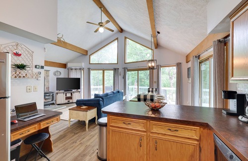 Briar Crest Woods Ski Chalet | Cozy Chalet near Lake: BBQ, Fire Pit, Beautiful Fall Foliage & Hot Tub