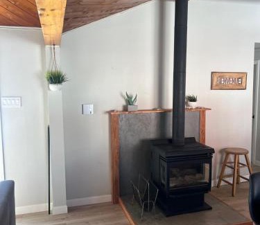 The Bluff House | Cozy chalet near the beach