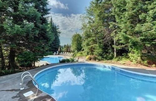 Mont-Tremblant Apartment | Cozy Chalet on the 9th Hole La Bête Pool Golf