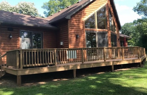 Siren House | Cozy Chalet Overlooking Yellow Lake, 10 Beds and Hot Tub <2 Hrs From The Cities