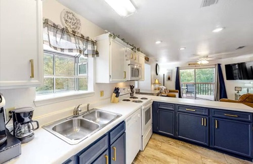 Indian Point Condo | Cozy Charm | No Stairs | Pool + Hot Tub | By SDC