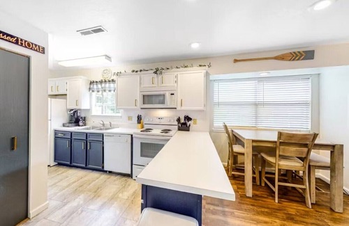Indian Point Condo | Cozy Charm | No Stairs | Pool + Hot Tub | By SDC