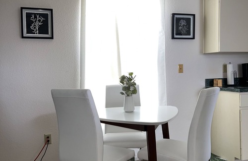 Clearwater House | Cozy & Charming 2-bedroom home 10 minutes from the Beach!