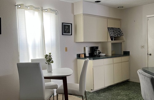 Clearwater House | Cozy & Charming 2-bedroom home 10 minutes from the Beach!