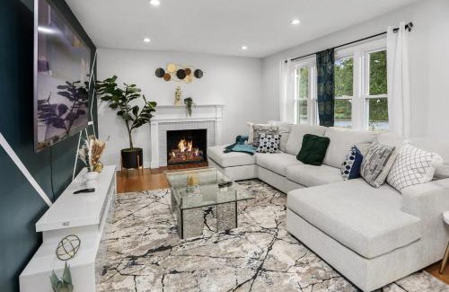 Waverly Hills House | Cozy & Charming Arlington Home- 5 mins Drive to DC