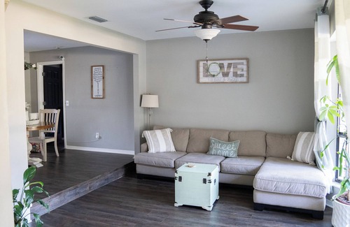 Brandon House | Cozy & Charming Home in Safe Neighborhood, 15 min. from Tampa