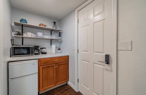 New Port Richey Apartment | Cozy & Charming Studio Close to Downtown