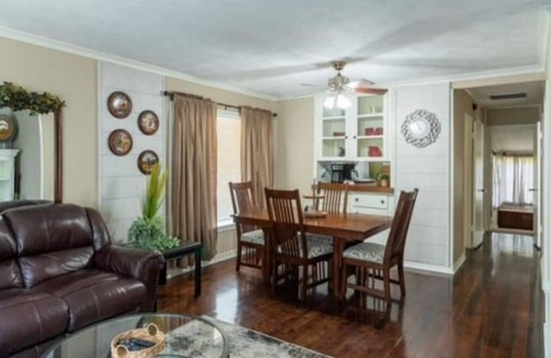 Fort Smith House | Cozy & Cheerful 4 Bedroom Home Near Downtown