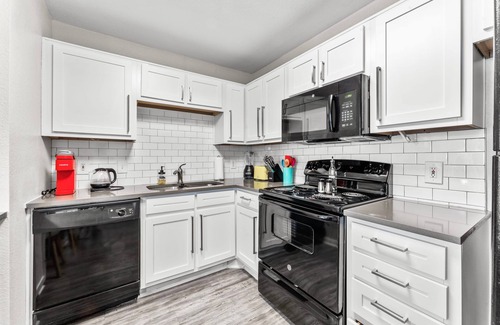 Pleasant Valley Apartment | Cozy Chic 2BR King Suite w Gym Pool Close to DT