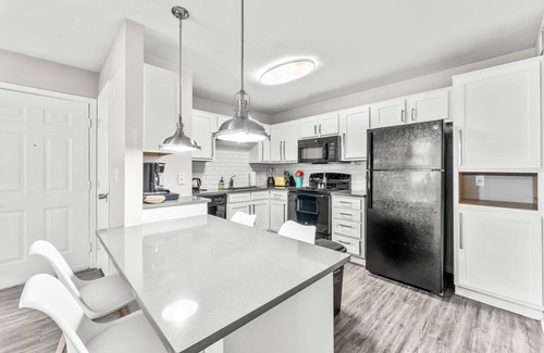 Pleasant Valley Apartment | Cozy Chic 2BR King Suite w Gym Pool Close to DT