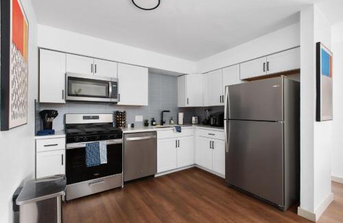South Lamar Apartment | Cozy-Chic 2BR Patio Ideal for Groups