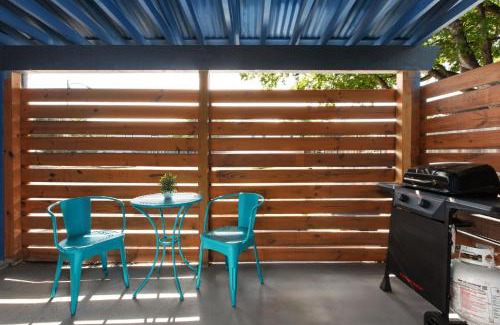 South Lamar Apartment | Cozy-Chic 2BR Patio Ideal for Groups